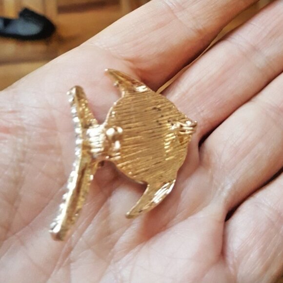 Small bling beaded rhinestone costume jewelry fish pin broach - Picture 3 of 7